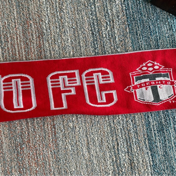 Authentic SIGNED Toronto FC team scarf - Picture 5 of 6